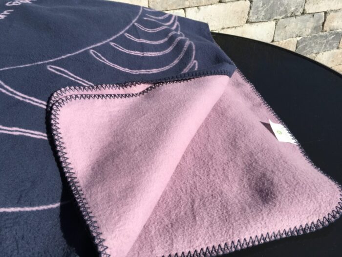 Biologisch katoenen deken Liefde en Licht, marineblauw/mauve - Afbeelding 2